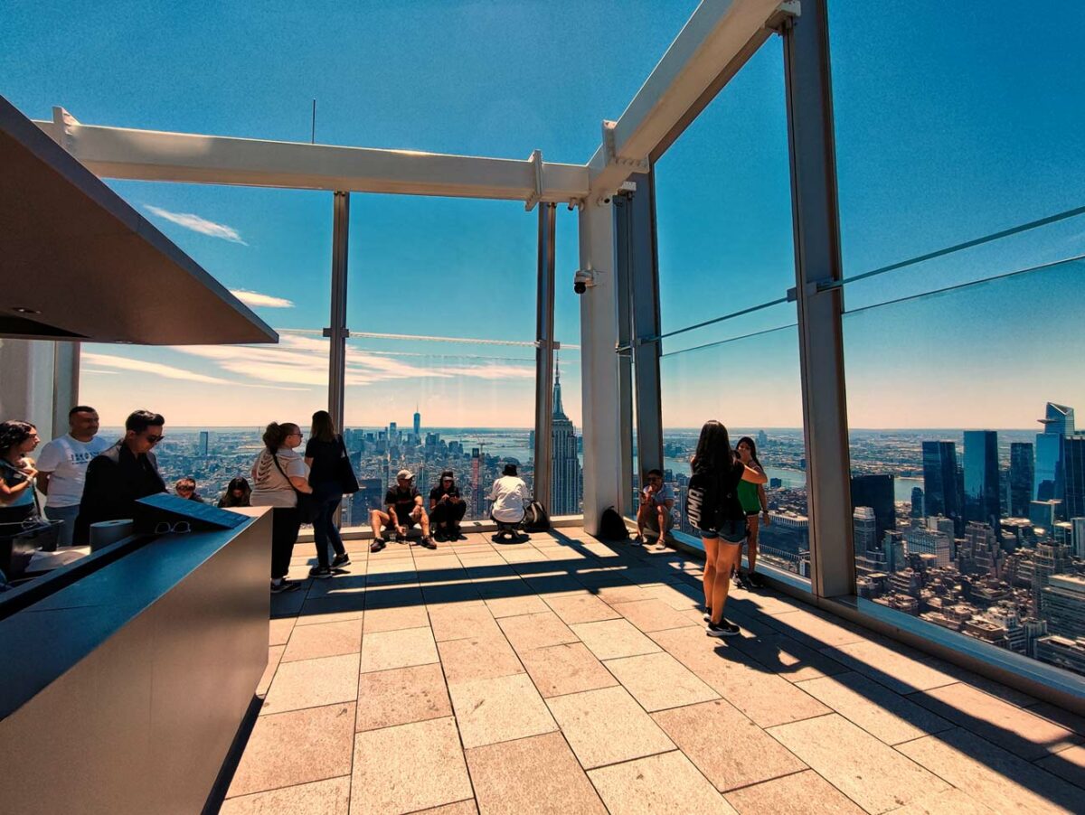 Otwarty taras i bar na ostatnim piętrze SUMMIT One Vanderbilt, Nowy Jork